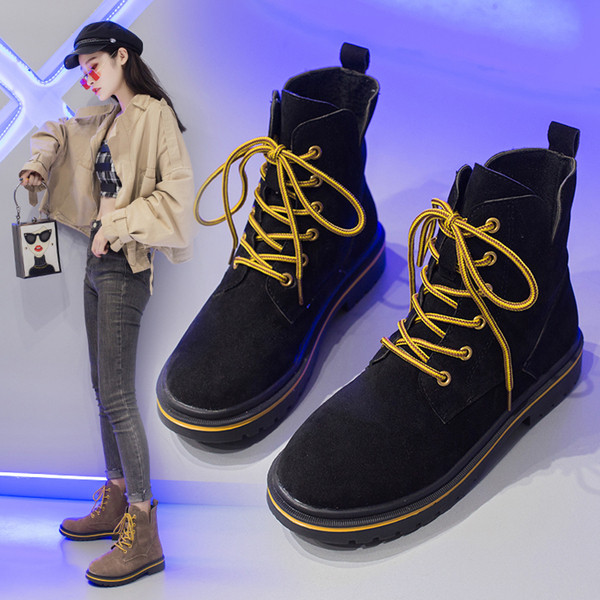 Női téli csizma színes fekete és bézs színű fűzővel