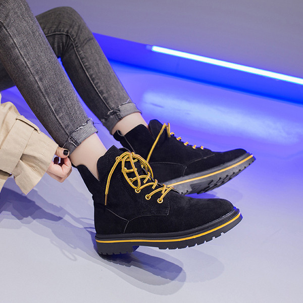 Női téli csizma színes fekete és bézs színű fűzővel