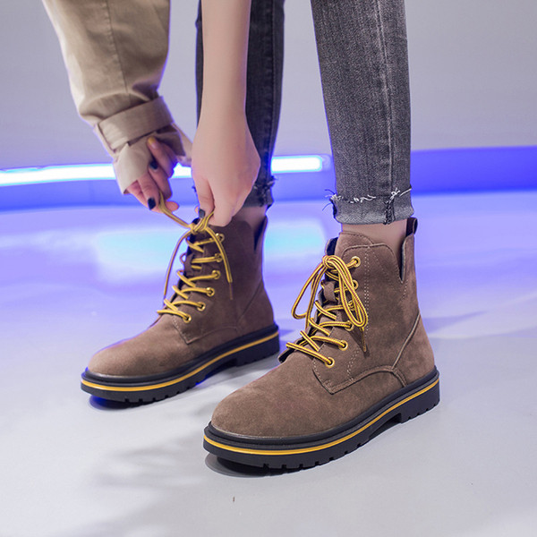 Női téli csizma színes fekete és bézs színű fűzővel