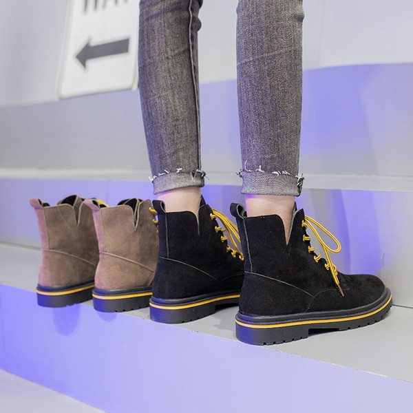 Női téli csizma színes fekete és bézs színű fűzővel