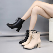 Stílusos női csizma vastag sarkú fekete és bézs színben