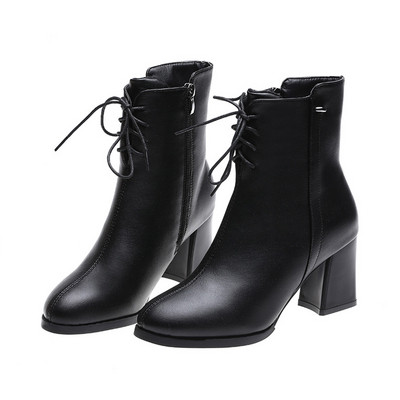 Stílusos női csizma vastag sarkú fekete és bézs színben