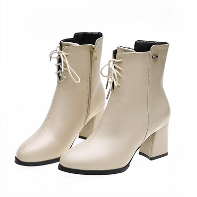 Stílusos női csizma vastag sarkú fekete és bézs színben