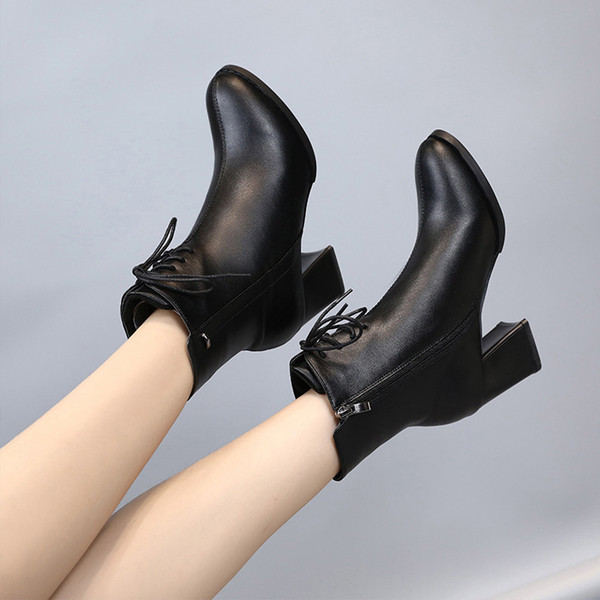 Stílusos női csizma vastag sarkú fekete és bézs színben