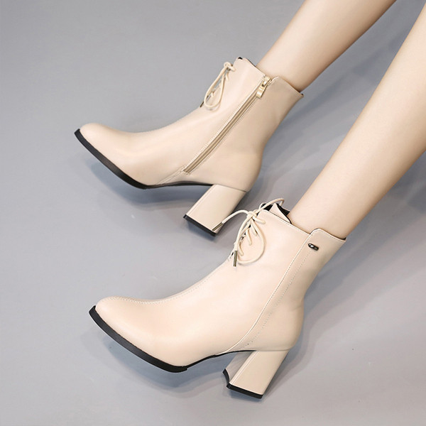 Stílusos női csizma vastag sarkú fekete és bézs színben