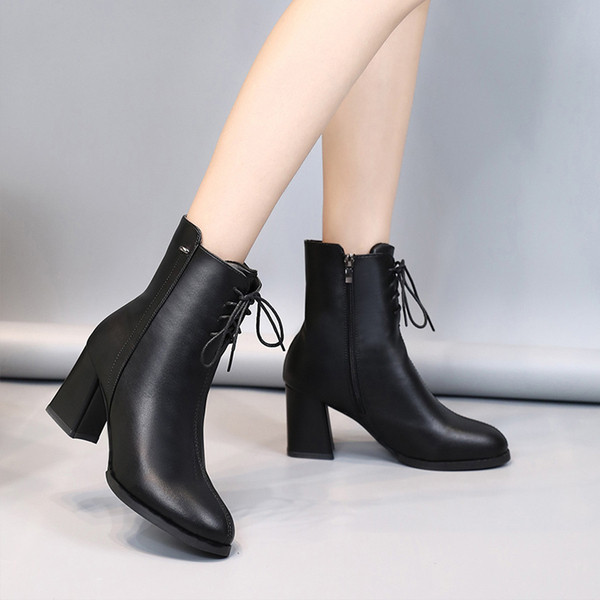 Stílusos női csizma vastag sarkú fekete és bézs színben