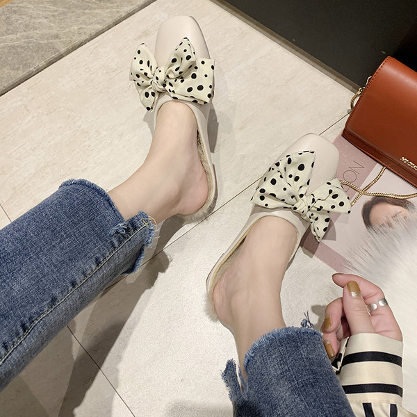 Alkalmi női cipő szalaggal és puha béléssel