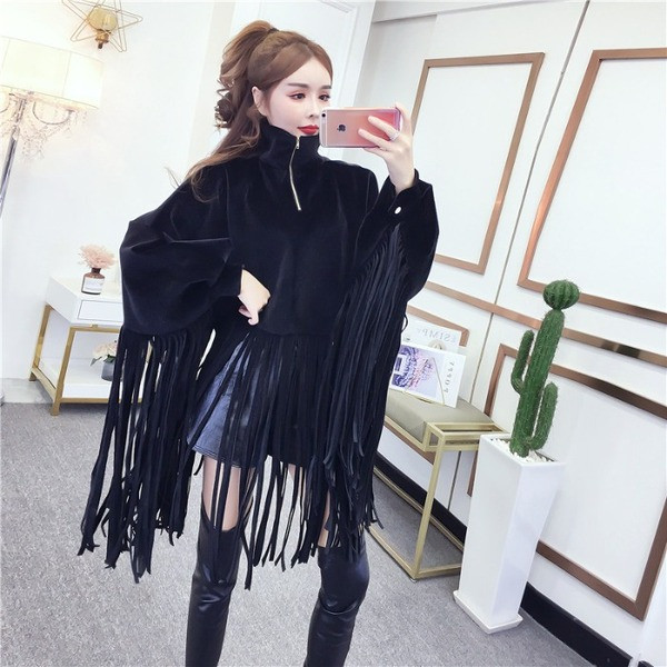 Öko velúrból készült modern női poncsó rojtokkal