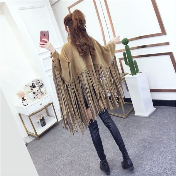 Öko velúrból készült modern női poncsó rojtokkal