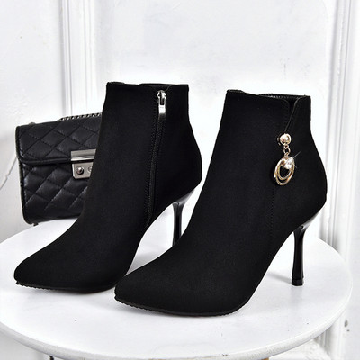 Γυναικείες μοντέρνες μπότες σουέτ με λεπτό τακόυνι και μεταλλικό στοιχείο