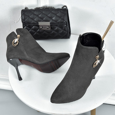 Γυναικείες μοντέρνες μπότες σουέτ με λεπτό τακόυνι και μεταλλικό στοιχείο