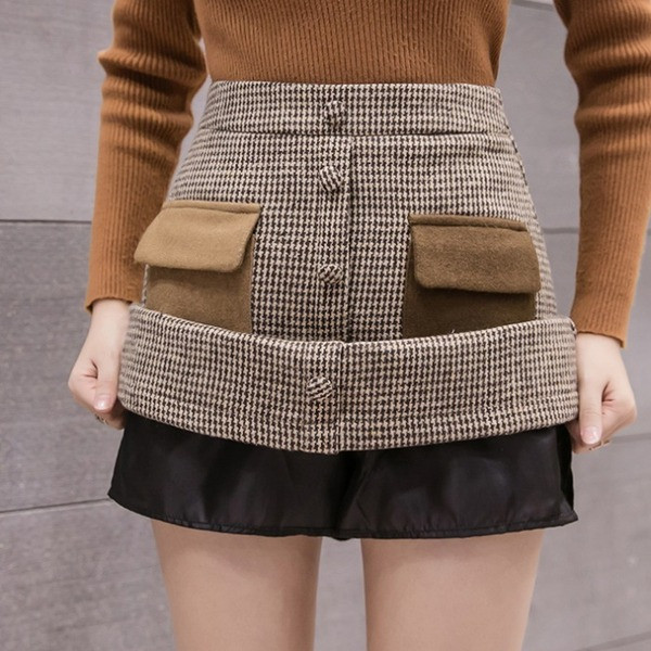 Fusta de dama moderna cu buzunare si nasturi de culoare maro