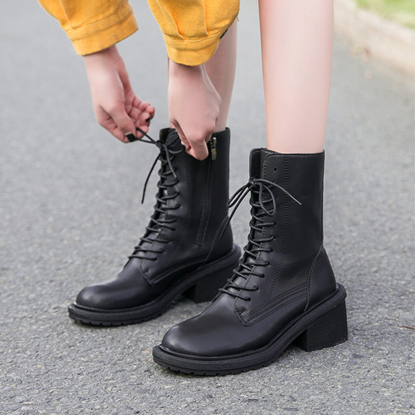 Télre is alkalmas bőr női csizma fűzővel