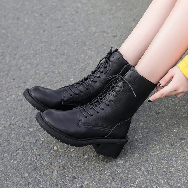 Télre is alkalmas bőr női csizma fűzővel