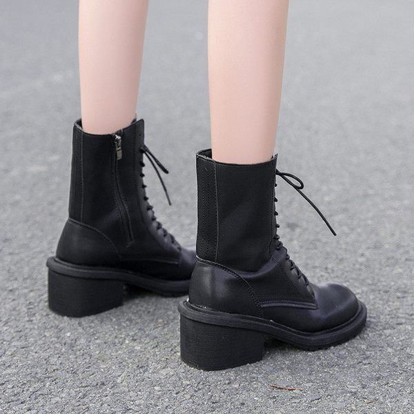 Télre is alkalmas bőr női csizma fűzővel