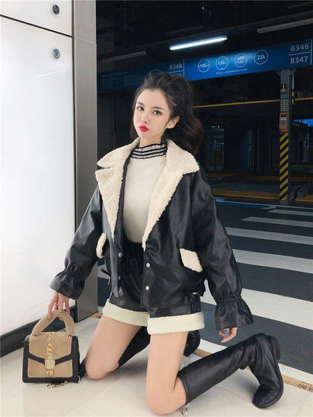 Γυναικεία σορτσ από οικολογικό δέρμα και ελαστική μέση