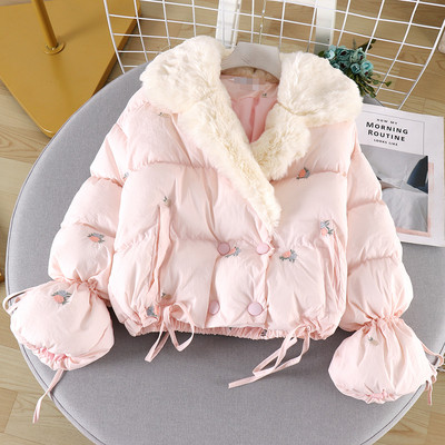 Modern női kabát tollal és fehér és rózsaszín hímzéssel