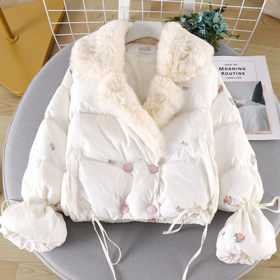 Modern női kabát tollal és fehér és rózsaszín hímzéssel