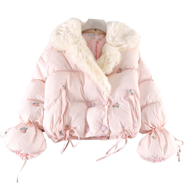 Modern női kabát tollal és fehér és rózsaszín hímzéssel