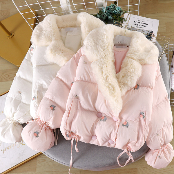 Modern női kabát tollal és fehér és rózsaszín hímzéssel