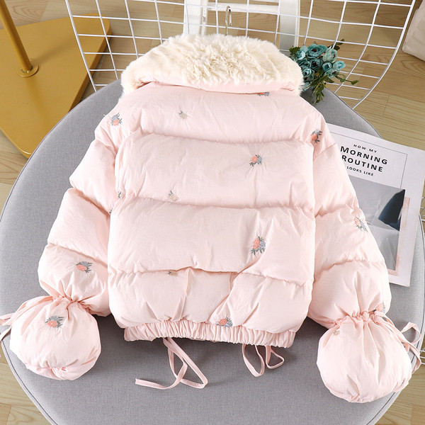 Modern női kabát tollal és fehér és rózsaszín hímzéssel