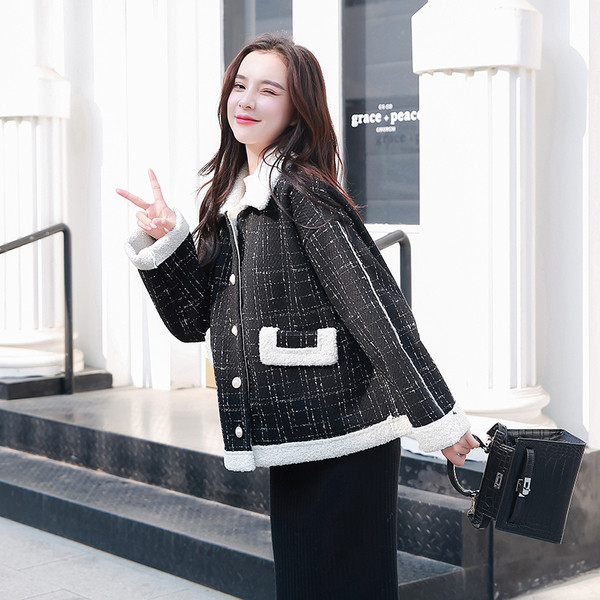 Új modell női kockás kabát gombokkal és zsebekkel fehér és fekete színben