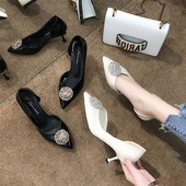 Μοντέρνα γυναικεία παπούτσια με λεπτό τακούνι και μεταλλική διακόσμηση σε μαύρο και άσπρο χρώμα