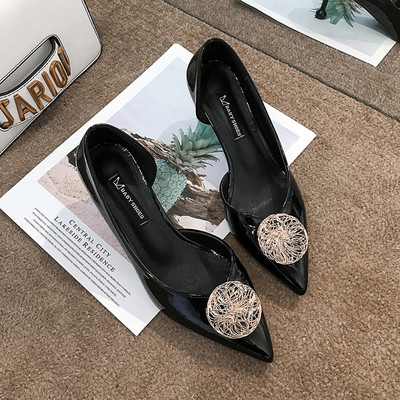 Μοντέρνα γυναικεία παπούτσια με λεπτό τακούνι και μεταλλική διακόσμηση σε μαύρο και άσπρο χρώμα