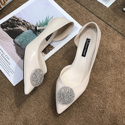 Μοντέρνα γυναικεία παπούτσια με λεπτό τακούνι και μεταλλική διακόσμηση σε μαύρο και άσπρο χρώμα