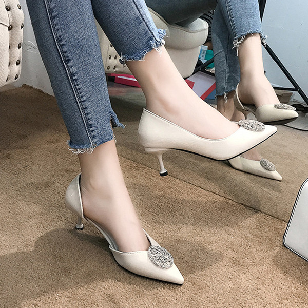 Μοντέρνα γυναικεία παπούτσια με λεπτό τακούνι και μεταλλική διακόσμηση σε μαύρο και άσπρο χρώμα