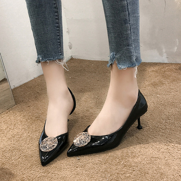 Μοντέρνα γυναικεία παπούτσια με λεπτό τακούνι και μεταλλική διακόσμηση σε μαύρο και άσπρο χρώμα