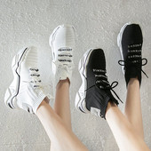 Női alkalmi tornacipő fekete-fehér feliratokkal