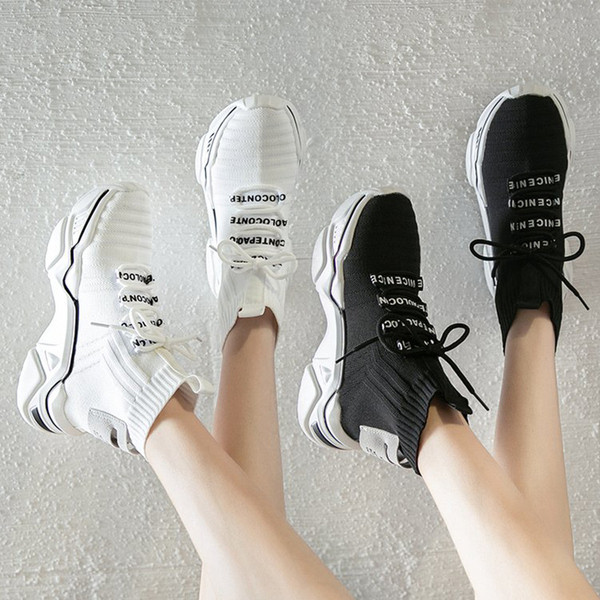 Női alkalmi tornacipő fekete-fehér feliratokkal