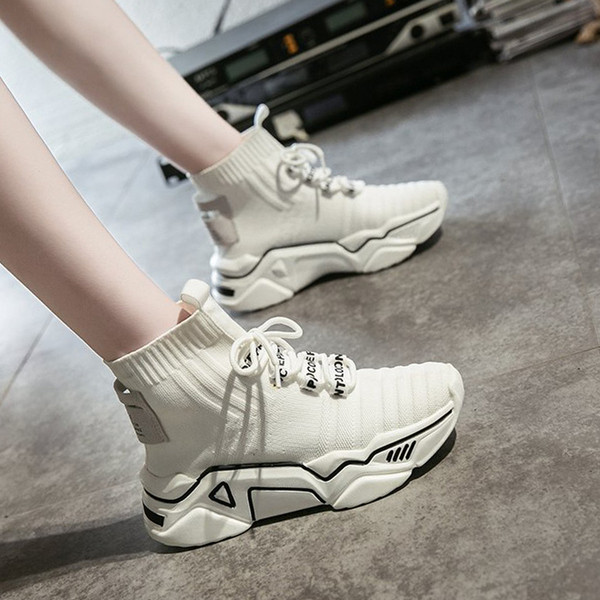 Női alkalmi tornacipő fekete-fehér feliratokkal