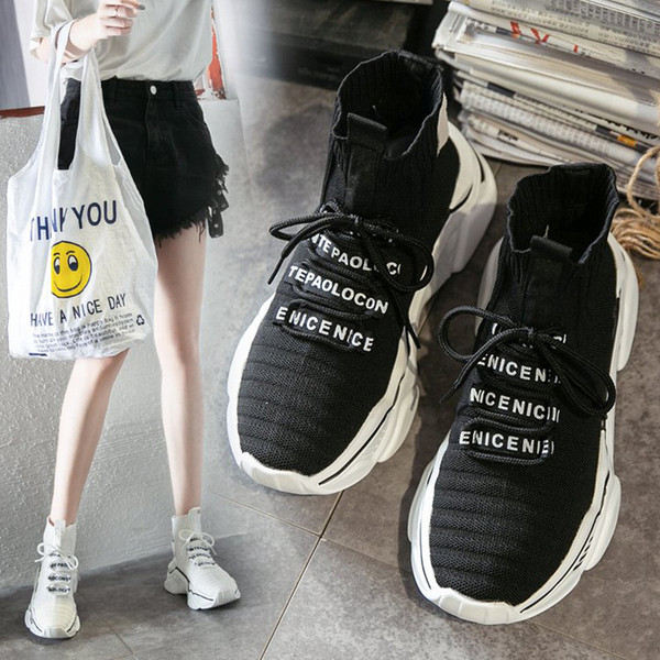 Női alkalmi tornacipő fekete-fehér feliratokkal