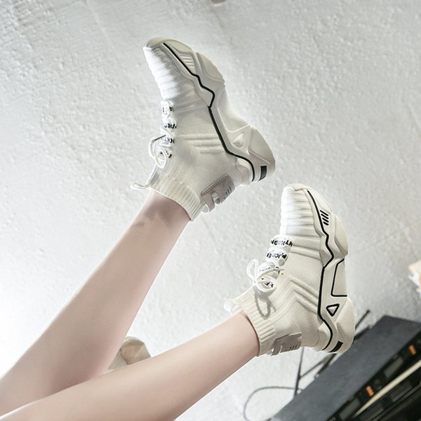 Női alkalmi tornacipő fekete-fehér feliratokkal