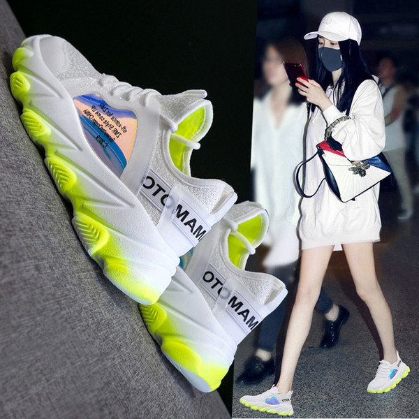 Γυναικεία αθλητικά παπούτσια με χρωματιστά πέλματα