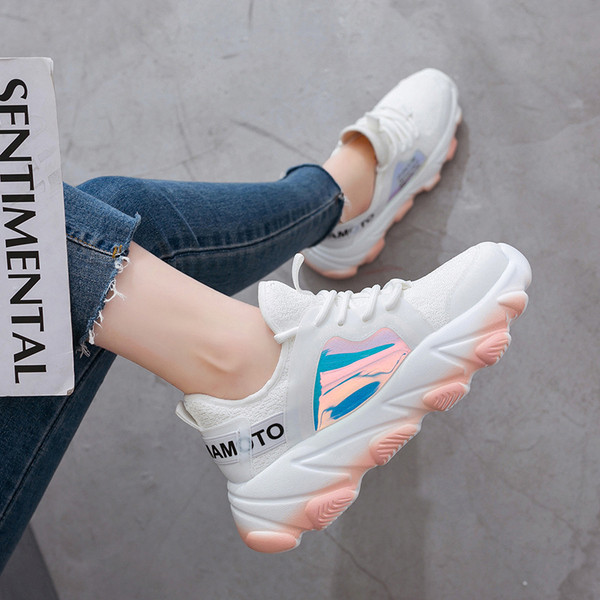 Γυναικεία αθλητικά παπούτσια με χρωματιστά πέλματα