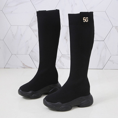 Μοντέρνες γυναικείες μπότες με ψηλή πλατφόρμα