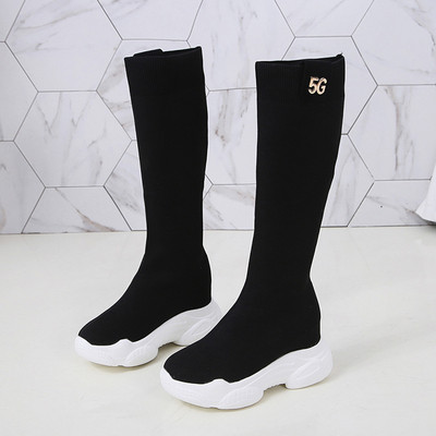 Μοντέρνες γυναικείες μπότες με ψηλή πλατφόρμα