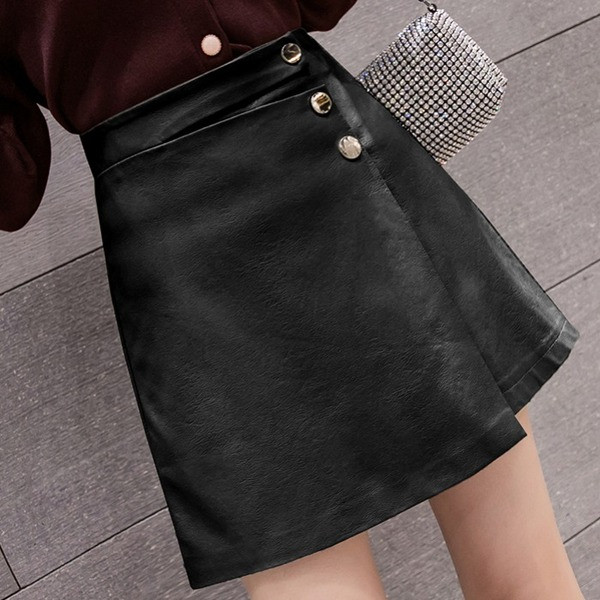 Modern női aszimmetrikus szoknya eco bőrből készült gombokkal