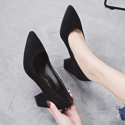 Модерни велурени обувки с дебел ток в черен цвят 