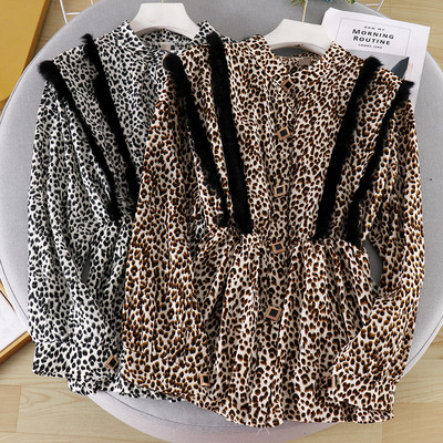 Modern női ing állatmintás gombokkal