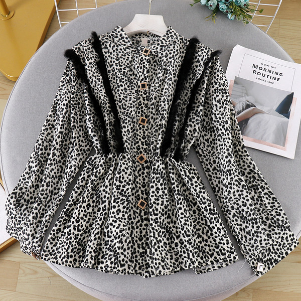 Modern női ing állatmintás gombokkal