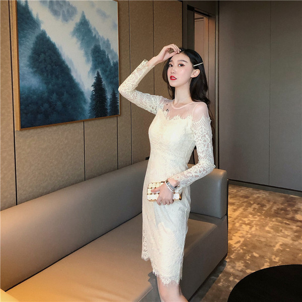 Elegáns női csipkeruha, hosszú ujjú világos színben