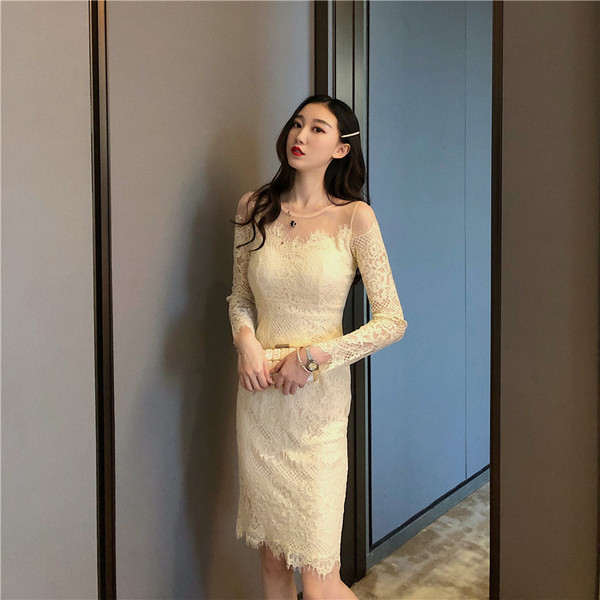 Elegáns női csipkeruha, hosszú ujjú világos színben