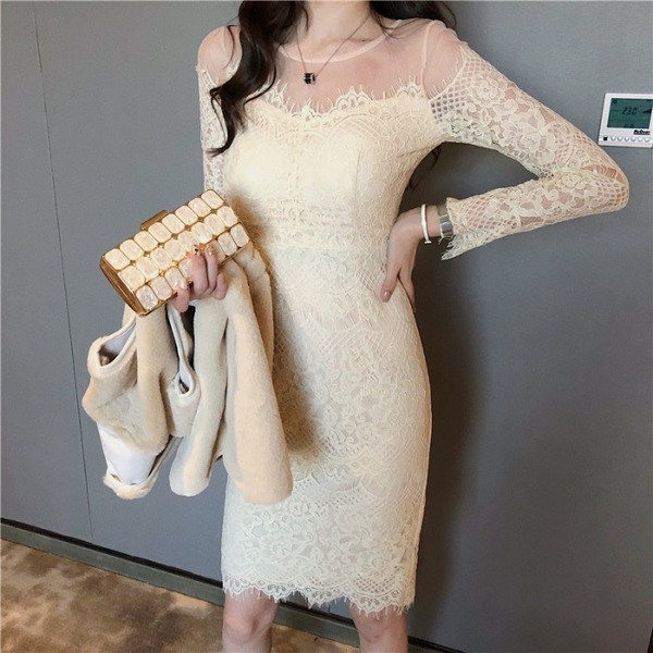 Elegáns női csipkeruha, hosszú ujjú világos színben