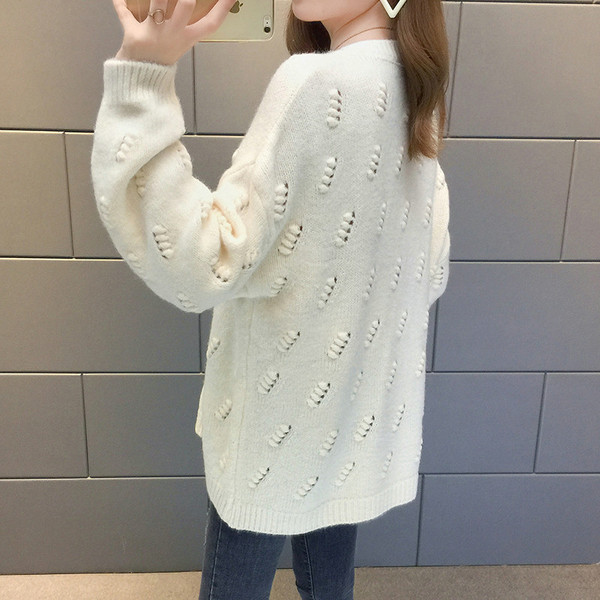 Μοντέρνο γυναικείο πουλόβερ με οβάλ λαιμόκοψη σε διάφορα χρώματα