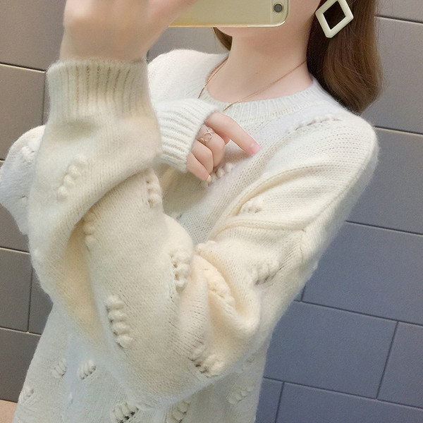 Μοντέρνο γυναικείο πουλόβερ με οβάλ λαιμόκοψη σε διάφορα χρώματα