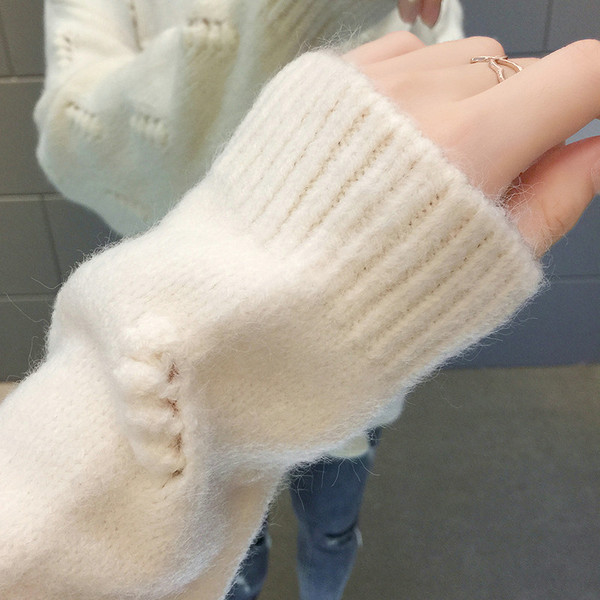 Μοντέρνο γυναικείο πουλόβερ με οβάλ λαιμόκοψη σε διάφορα χρώματα